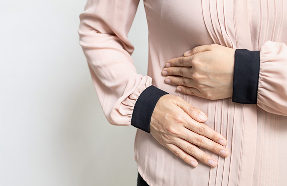 Hände auf dem Bauch – Symbol für Darmberatung und gesunde Verdauung