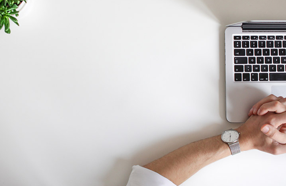 Laptop mit Händen – kostenloses Erstgespräch zur Darmberatung, Beratung zu Ernährung und Darmgesundheit